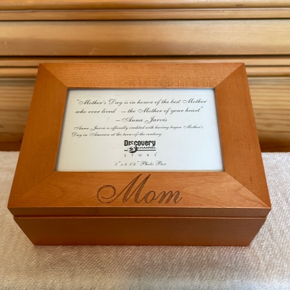 Wooden photo box with carved “Mom”. Top frame w/glass and easy open w/1 clip.